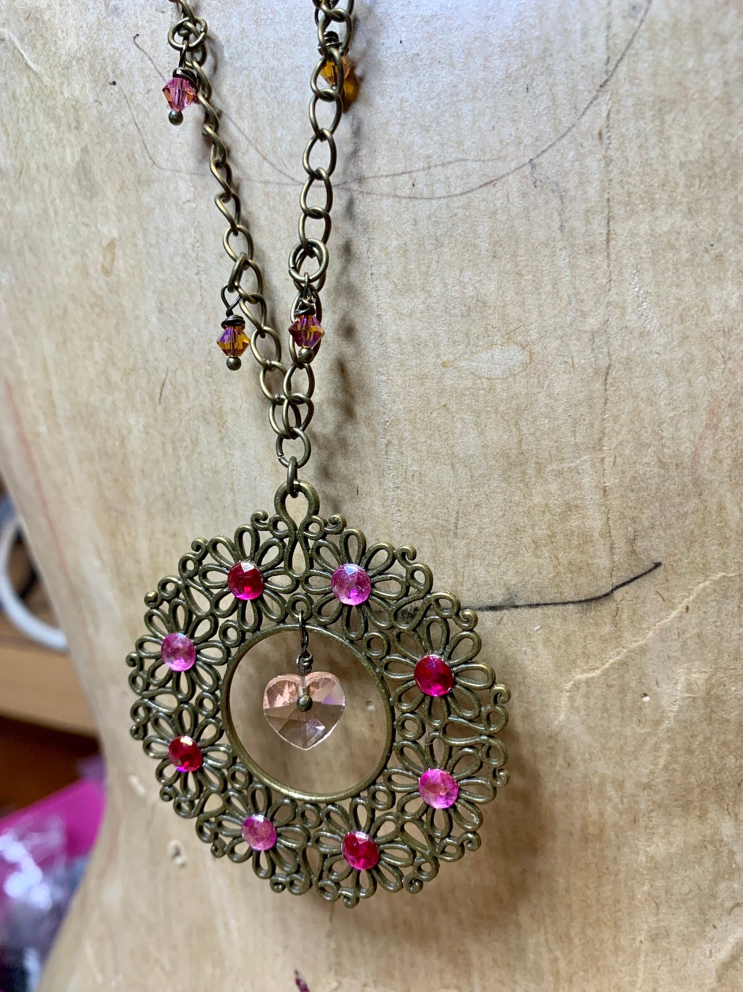 Bijou vibratoire d'intention : chakra coeur " Amour de sautoir Chakra coeur Rose "