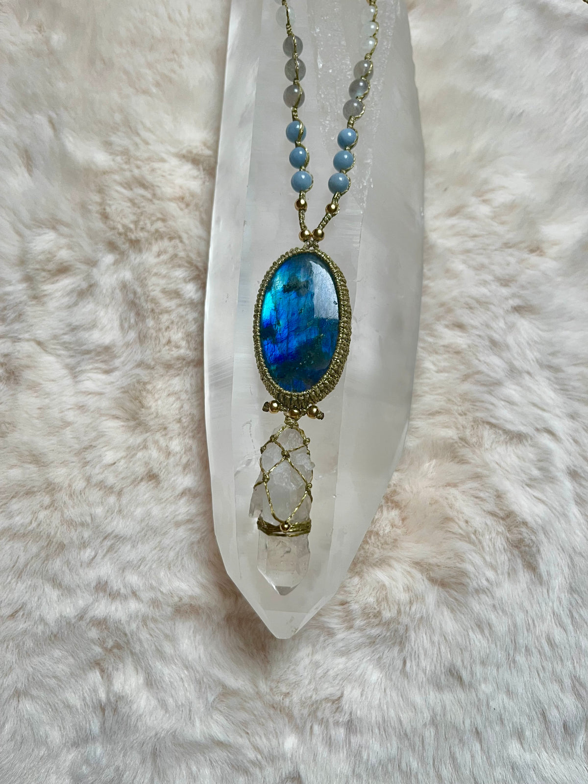 Collier -sautoir ICARA-NOVA Energie sacrée des PRÊTRESSES DU VIVANT, LOI DE L'UN